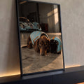 Dachshund de colete azul deitado junto a capacete e carro de corrida em garagem, quadro decorativo