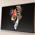 Rosto surreal escultural com olho gigante colorido e xadrez sobre fundo preto, quadro decorativo