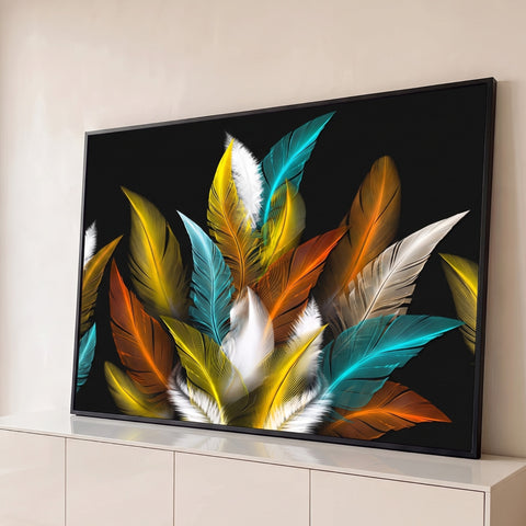 Penas turquesa, douradas, laranja e brancas sobrepostas sobre fundo preto, quadro decorativo