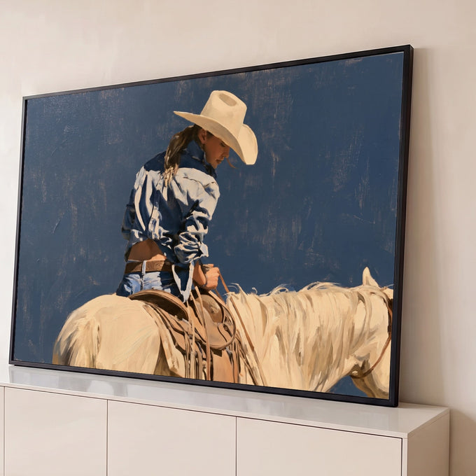 Quadro Decorativo Grande Cowgirl de Chapéu para Sala Azul | quadros decorativos para sala | cowgirl de chapéu branco montada em cavalo creme sobre fundo azul | Porao dos Quadros