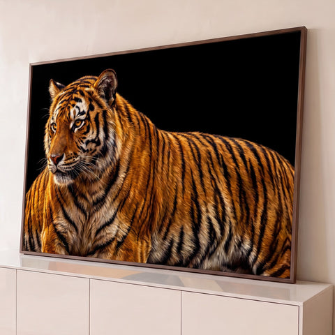 Tigre de perfil em pintura realista com pelagem laranja, listras pretas e fundo preto, quadro decorativo