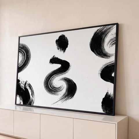 Pinceladas de tinta preta em espiral estilo sumiê sobre fundo branco texturizado, quadro decorativo