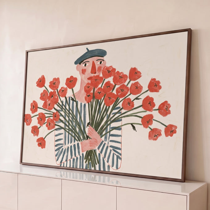 Quadro Decorativo Grande Pessoa de Boina para Sala Vermelho | quadros decorativos para sala | figura de boina segurando grande buquê de flores vermelhas sobre fundo bege | Porao dos Quadros