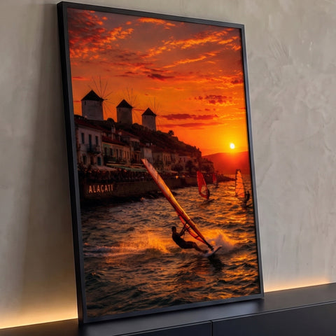 Windsurfistas no mar ao pôr do sol em Alaçati com moinhos de vento e céu laranja, quadro decorativo
