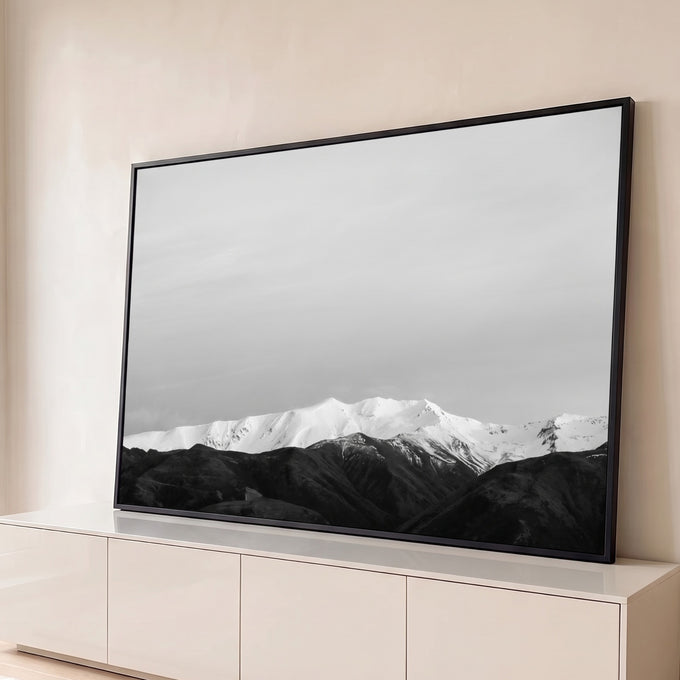 Quadro Decorativo Grande Cordilheira Nevada para Sala Branco | quadros decorativos para sala | cordilheira nevada em preto e branco com picos escuros em primeiro plano | Porao dos Quadros