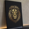Rosto de leão frontal em traços finos dourados estilo gravura sobre fundo preto, quadro decorativo