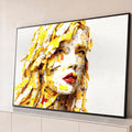 Rosto de mulher formado por blocos amarelos e brancos com lábios vermelhos, quadro decorativo