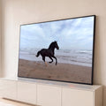 Quadro Decorativo Grande Cavalo Galopando Praia para Sala | quadros decorativos para sala | cavalo preto galopando em praia com ondas e céu nublado ao fundo | Porao dos Quadros
