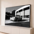 Porsche 911 Singer clássico em fotografia preto e branco diante de prédio moderno, quadro decorativo