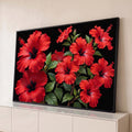 Quadro Decorativo Grande Hibiscos Vermelhos para Sala | quadros decorativos para sala | flores de hibisco vermelho com centro escuro e estames longos sobre fundo preto | Porao dos Quadros