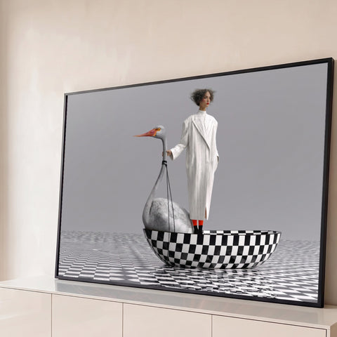Mulher de sobretudo branco num barco xadrez com ave cinza, fundo cinza e piso xadrez, quadro decorativo