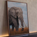 Elefante africano de presas longas em pé no capim dourado da savana sob céu nublado, quadro decorativo