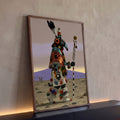 Quadro Decorativo Xamã Robótico com Máscara de Pássaro | quadros decorativos para sala | figura robótica com cabeça de pássaro e manto pintado caminhando pelo deserto ao entardecer | Porao dos Quadros