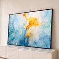 Flores amarelas e laranja em tinta fluida sobre fundo azul marmorizado, pintura abstrata, quadro decorativo