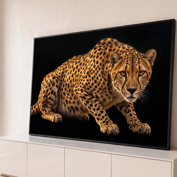 Quadro Decorativo Grande Guepardo Agachado para Sala Preto | quadros decorativos para sala | guepardo agachado com manchas pretas e olhar intenso sobre fundo preto | Porao dos Quadros