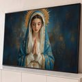 Quadro Decorativo Grande Nossa Senhora Cruz para Sala Azul | quadros decorativos para sala | Nossa Senhora de olhos fechados em oração, manto azul e auréola dourada | Porao dos Quadros