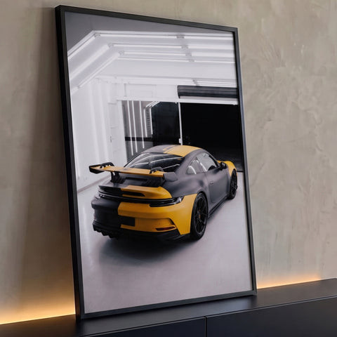 Porsche 911 GT3 cinza fosco com faixa e aerofólio amarelos em garagem com luzes LED, quadro decorativo