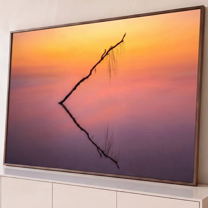 Quadro Decorativo Grande Galho Seco Laranja para Sala | quadros decorativos para sala | galho seco refletido em água parada sob céu de pôr do sol em laranja e rosa | Porao dos Quadros