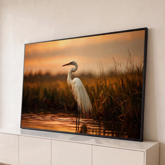 Garça branca entre juncos dourados, refletida na água ao entardecer, em pintura a óleo, quadro decorativo