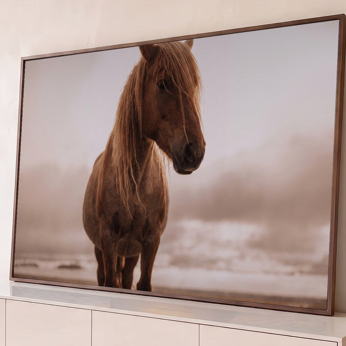 Cavalo castanho de crina loira longa em praia com névoa bege ao amanhecer, quadro decorativo
