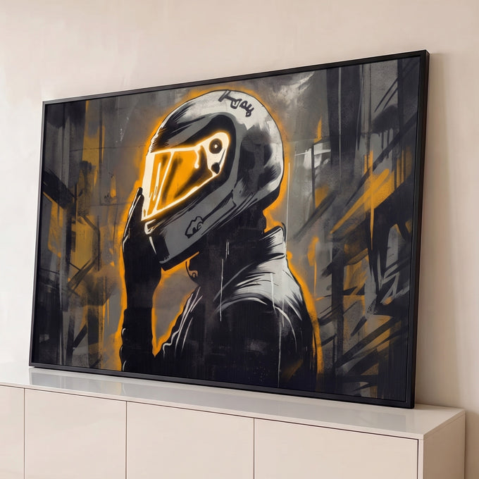 Piloto de corrida com capacete branco e viseira laranja neon em grafite cinza e preto, quadro decorativo