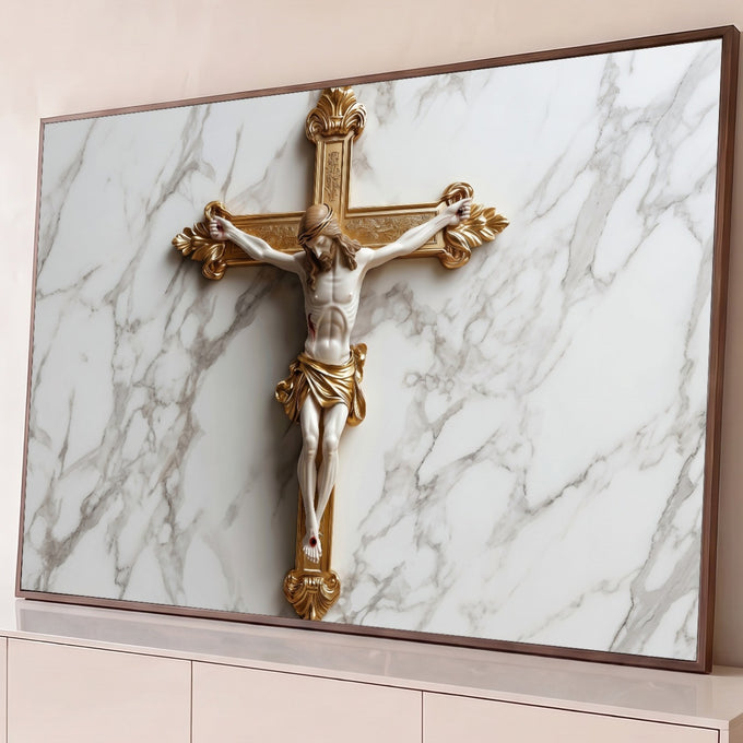 Crucifixo dourado ornamentado com Jesus Cristo em marfim sobre fundo de mármore branco, quadro decorativo