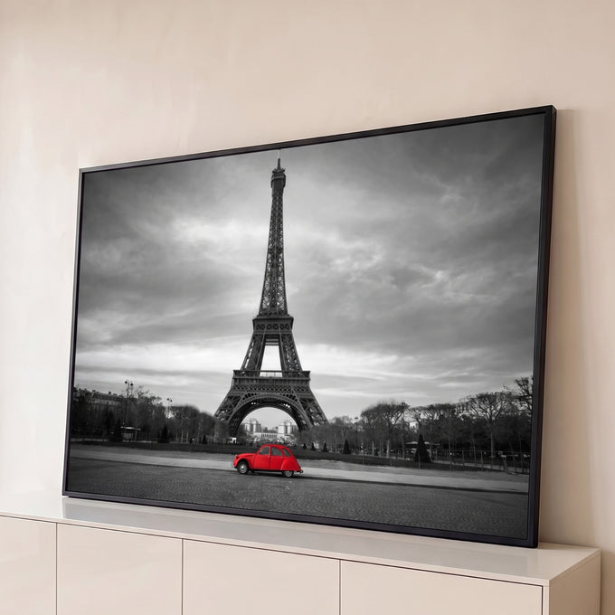 Quadro Decorativo Grande Torre Eiffel Preto para Sala | quadros decorativos para sala | Torre Eiffel em preto e branco com carro vintage vermelho em destaque na rua | Porao dos Quadros
