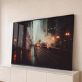Trem chegando a uma estação elevada à noite, com vapor, trilhos molhados e postes âmbar, quadro decorativo