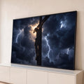 Jesus Cristo na cruz sob céu escuro com relâmpagos e luz divina entre nuvens, quadro decorativo