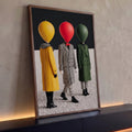 Três manequins com cabeças de balão amarelo, vermelho e verde vestindo sobretudos, quadro decorativo