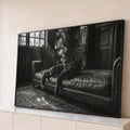 Gato preto fumando charuto deitado em sofá de couro numa sala antiga, foto preto e branco, quadro decorativo