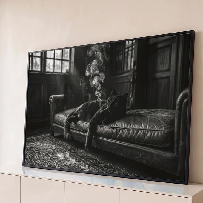 Gato preto fumando charuto deitado em sofá de couro numa sala antiga, foto preto e branco, quadro decorativo
