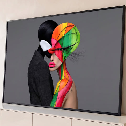 Mulher com rosto em vitral geométrico colorido beijada por figura preta sem rosto, fundo cinza, quadro decorativo