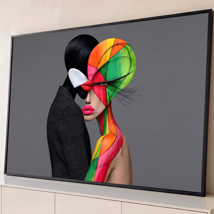 Mulher com rosto em vitral geométrico colorido beijada por figura preta sem rosto, fundo cinza, quadro decorativo