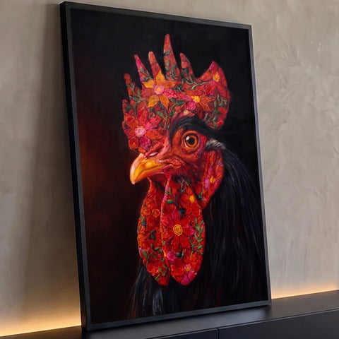 Galo com crista e barbela bordadas em flores vermelhas, olho laranja, fundo preto, quadro decorativo