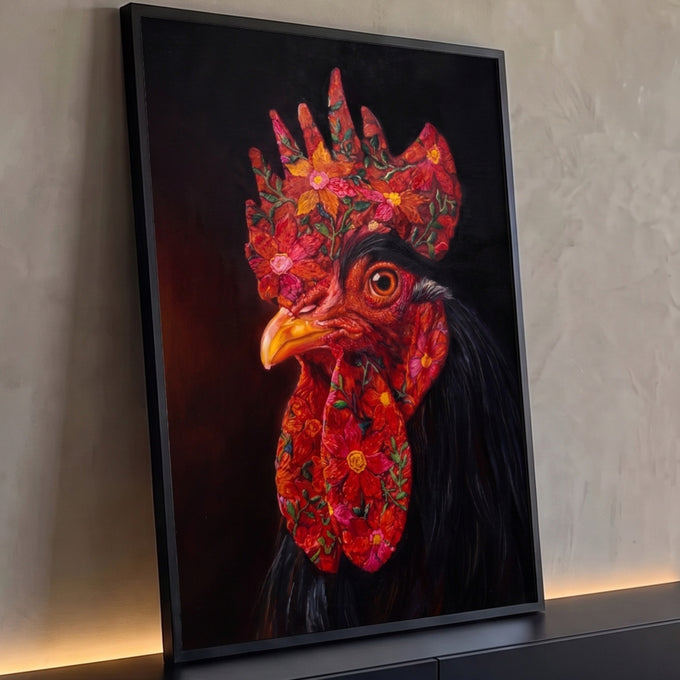 Galo com crista e barbela bordadas em flores vermelhas, olho laranja, fundo preto, quadro decorativo