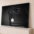 Quadro Decorativo Grande Carro Preto e Branco para Sala | quadros decorativos para sala | carro esportivo preto e branco à noite com cachorro no banco traseiro e motorista ao volante | Porao dos Quadros