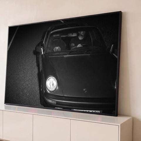 Porsche 911 clássico à noite com farol aceso e cachorro no banco, foto preto e branco, quadro decorativo