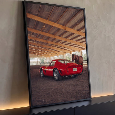 Carro clássico vermelho e cavalo marrom em picadeiro coberto com vigas de madeira, quadro decorativo