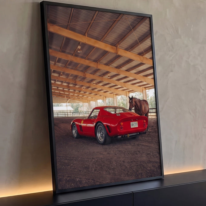 Carro clássico vermelho e cavalo marrom em picadeiro coberto com vigas de madeira, quadro decorativo