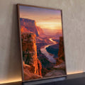 Quadro Decorativo Cânion e Rio ao Pôr do Sol em Tons | quadros decorativos para sala | cânion avermelhado com rio serpenteante sob céu de pôr do sol roxo e laranja | Porao dos Quadros