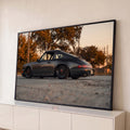 Porsche 911 clássico cinza-grafite rebaixado com rodas raiadas ao pôr do sol de outono, quadro decorativo