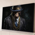 Quadro Decorativo Grande Gorila de Terno Correntes para Sala | quadros decorativos para sala | gorila de terno, chapéu fedora e correntes de ouro em fundo escuro | Porao dos Quadros