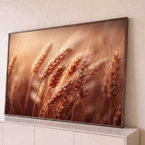Espigas de trigo douradas em close sob luz quente de fim de tarde com fundo desfocado, quadro decorativo