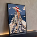 Quadro Decorativo Grande Mulher de Chapéu Bege para Sala | quadros decorativos para sala | mulher de costas com chapéu vermelho e vestido de poá diante do mar com gaivotas | Porao dos Quadros