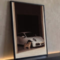 Porsche 911 branco em garagem escura com filhote de leão, fotografia em tons bege, quadro decorativo