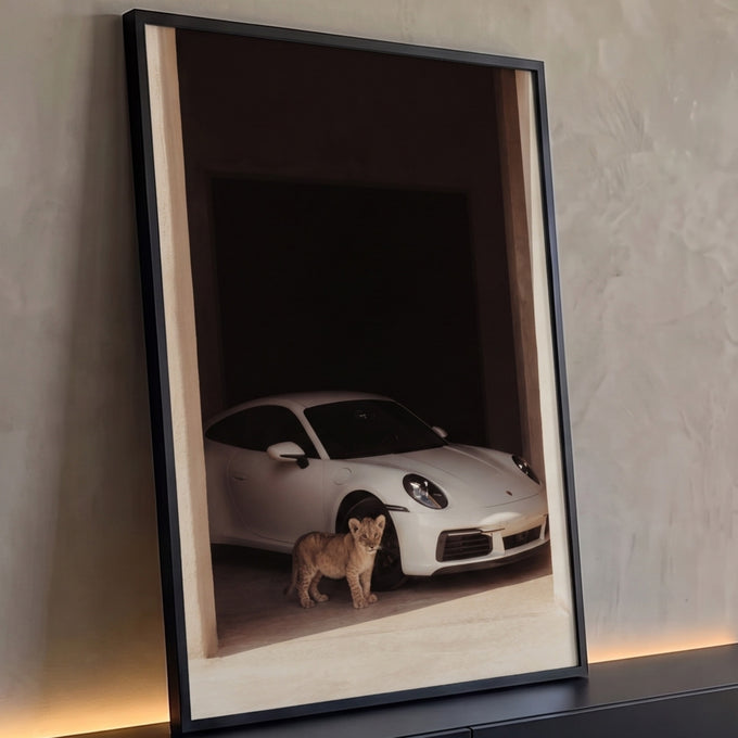 Porsche 911 branco em garagem escura com filhote de leão, fotografia em tons bege, quadro decorativo