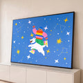 Quadro Decorativo Grande Homem e Cachorro Azul para Quarto | quadros decorativos para sala | homem de gorro azul flutua com cachorro branco em céu estrelado colorido | Porao dos Quadros