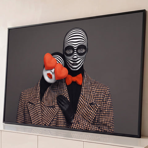 Casal surreal com rosto listrado, óculos de coração laranja e casacos pied de poule em fundo cinza, quadro decorativo