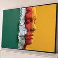 Rosto de mulher de olhos fechados em pó branco, vermelho e amarelo rachado sobre verde, quadro decorativo